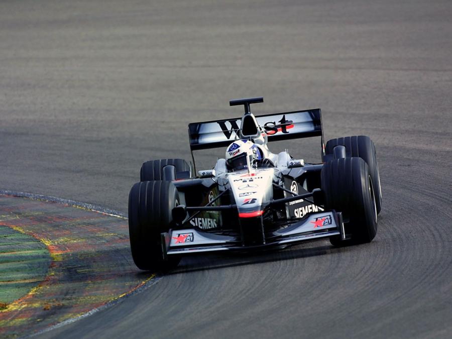  McLaren Mercedes-Benz MP4-16 2001 года  (фото 3 из 4)